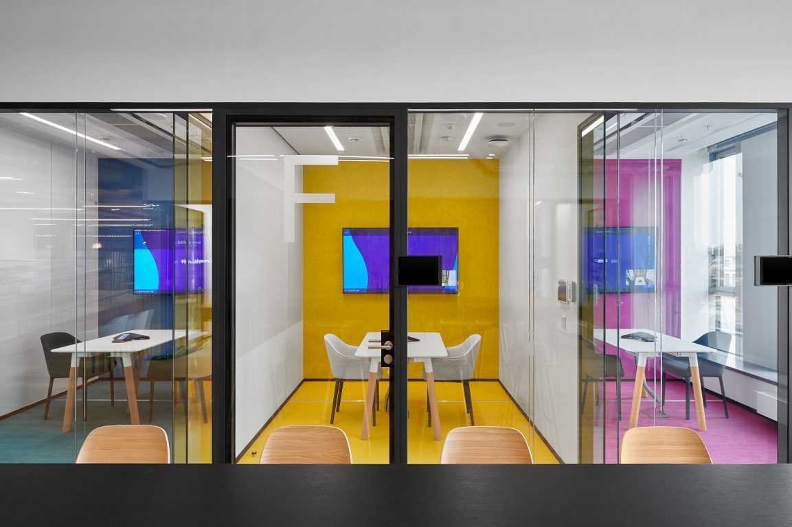 Meeting room in HB Reavis office, chilled beams