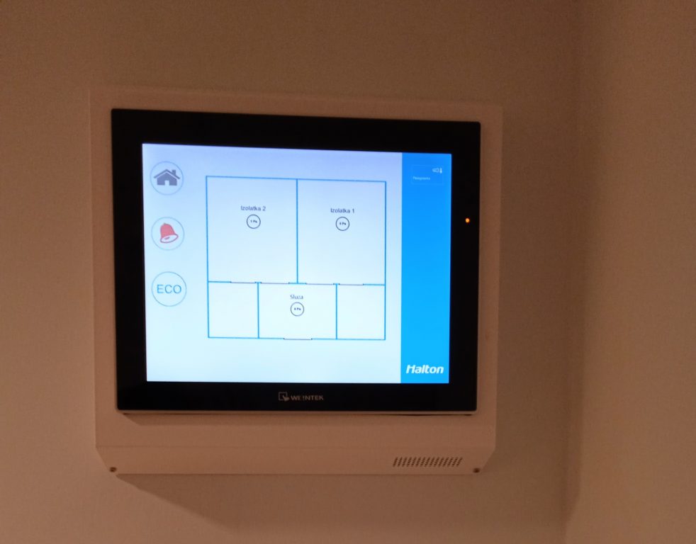 Halton Vita Supervisory Panel VSP, part of Halton Vita Iso solution, next to isolation room at Maria Sklodowska-Curie Memorial Cancer Center and Institute of Oncology in Poland